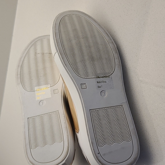 BNWT rose gold metalic flats Sneakerina with white stars Wild Diva - Picture 6 of 7